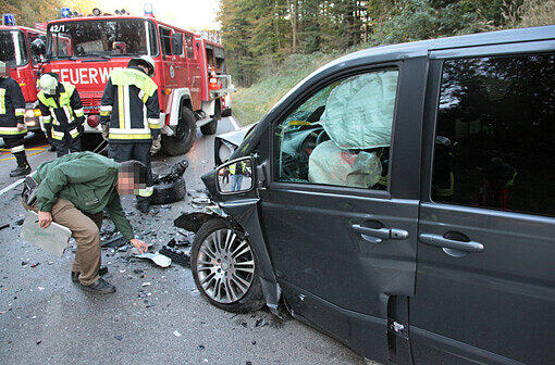 Im Landkreis Mühldorf wurden am späten Montagnachmittag zwei Personen bei einem schweren Verkehrsunfall verletzt.
