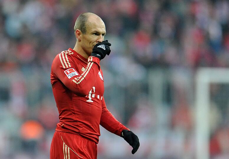 ARJEN ROBBEN: Ausnahmsweise eher Querpasser als Steilgeher. Bekam wenig Unterstützung von Rafinha. Kommunizierte mehr mit dem Schiedsrichter als mit den Kollegen. Immerhin: fleißig in der Arbeit nach hinten. Und: beim 2:0 als Letzter am Ball. Note 3