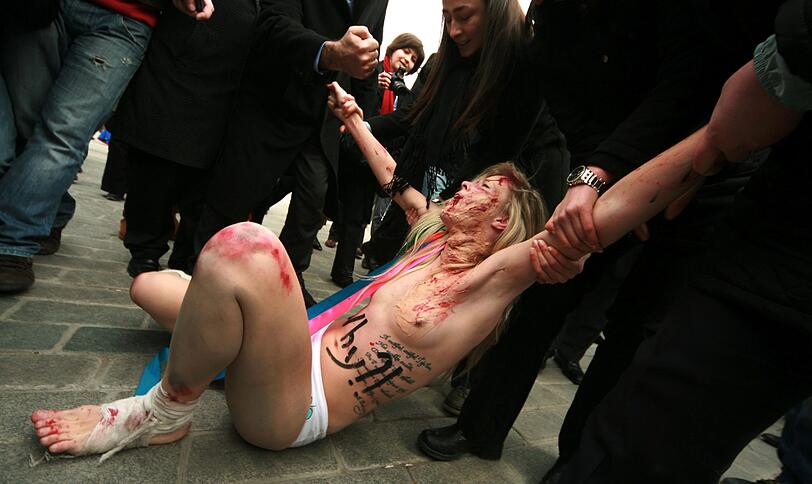 Sie haben es wieder getan - diesmal in der Türkei: In Istanbul hat die ukrainische Aktivisten-Gruppe Femen erneut nackt protestiert, um auf die häusliche Gewalt gegen Frauen aufmerksam zu machen - die Bilder.