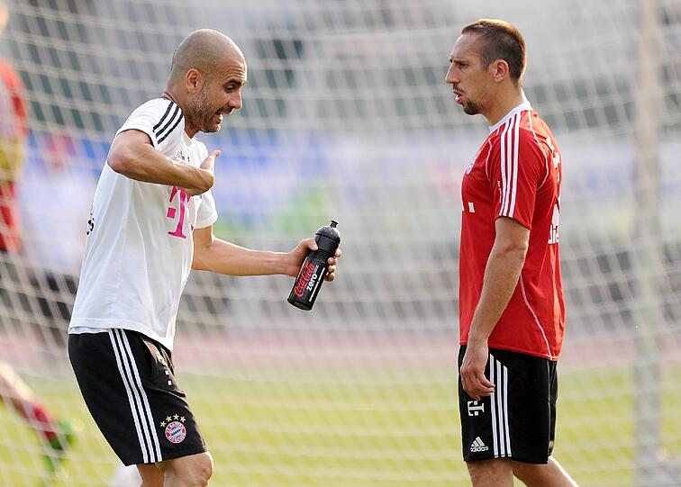 Pep Guardiola (l.) mit Franck Ribéry.