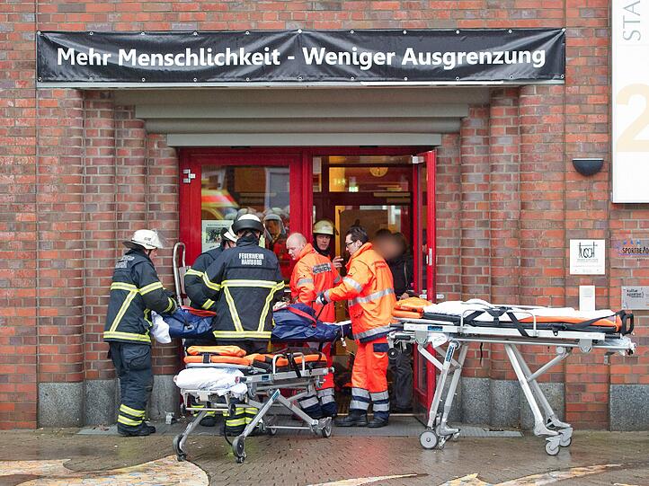 Durch einen umstürzenden Baum wurden in Hamburg mehrere Schulkinder verletzt.