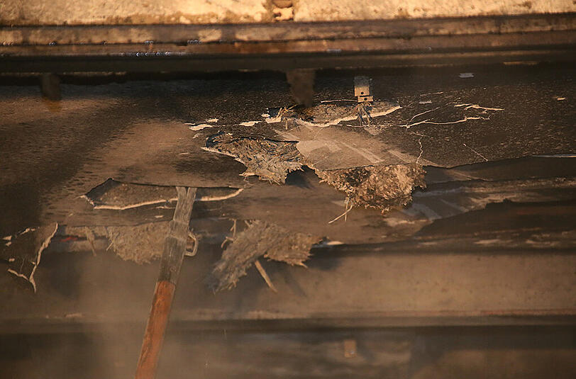 Bilder vom Einsatz in Neumarkt. Der abgestellte Wagen in der Garage brannte vollkommen aus.