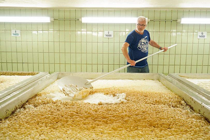 Früher hat er Patienten operiert, jetzt werkelt Wolfgang Röder als Brauerei-Praktikant.