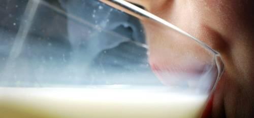 Täglich ein Glas Milch: Kalziumreiche Ernährung beugt Osteoporose vor.