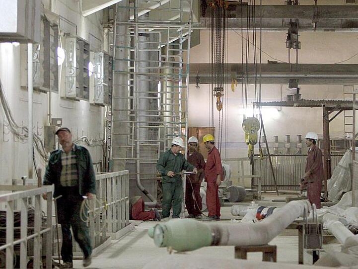 Russische Techniker arbeiten im Februar 2006 im iranischen Atomkraftwerk Buschehr.