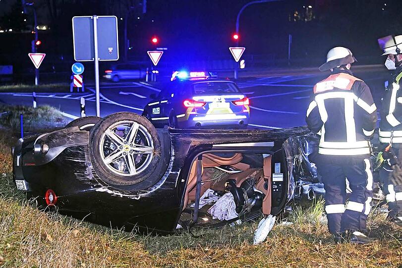 Auf der A8 Richtung München kommt ein Ferrari von der Fahrbahn ab und überschlägt sich.