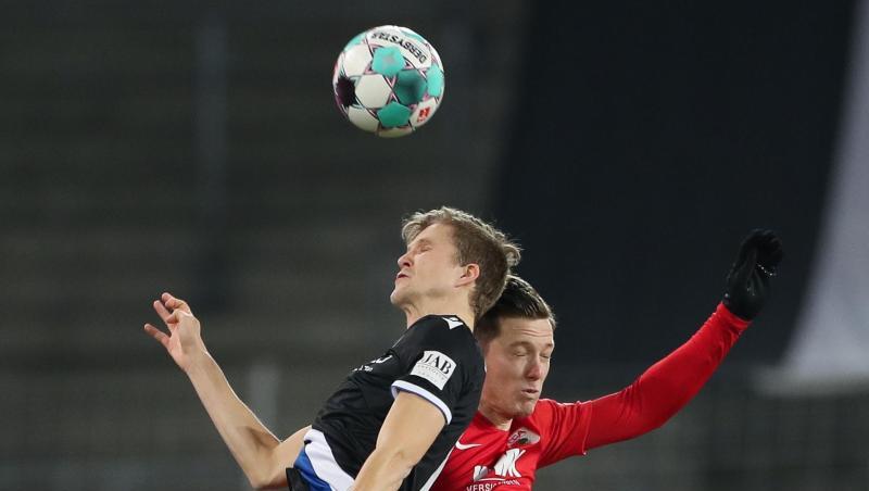 Bielefelds Fabian Kunze und Michael Gregoritsch aus Augsburg (l-r.) im Duell um den Ball.