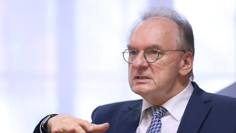 Ministerpräsident Reiner Haseloff gestikuliert.