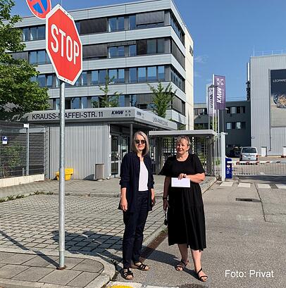 Petra Grümann (l.) und Anja Schauflinger übergeben den offenen Brief.
