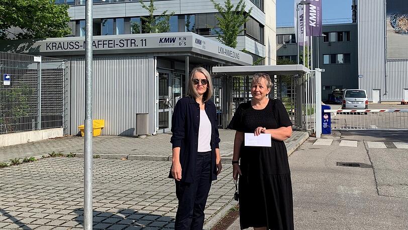 Petra Grümann (l.) und Anja Schauflinger übergeben den offenen Brief. Petra Grümann (l.) und Anja Schauflinger übergeben den offenen Brief.