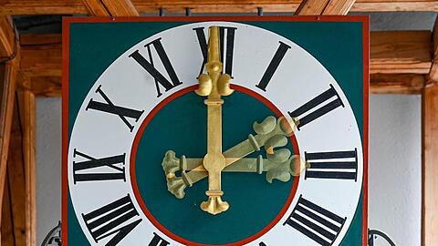 Am Sonntag wird die Uhr von drei auf zwei Uhr zurückgestellt.