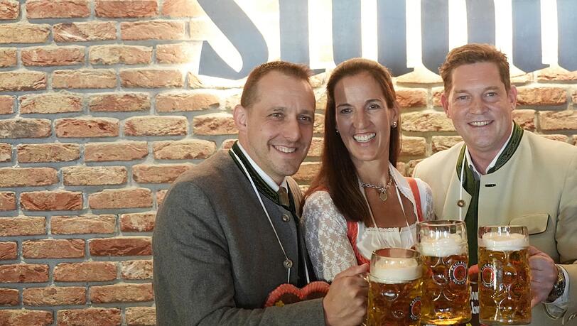 Alexander Egger (l.) mit Frau Kathrin Wickenhäuser-Egger und Festzelt-Geschäftsführer Gerd Schmitz.