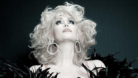 Bis zum 21. Februar ist Gloria Gray mit ihrer Show "Gloria Gray 6.0: Das (doppelte) Jubiläum - da kommt was z’samm!" im Silbersaal im Deutschen Theater zu sehen.