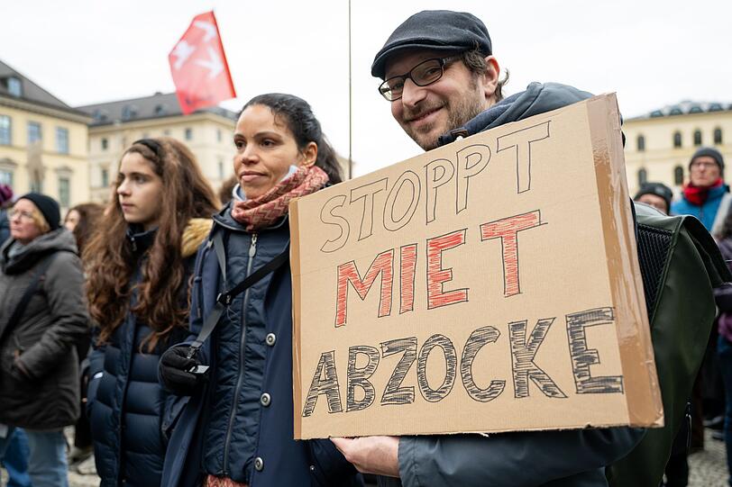Die Demonstrantinnen und Demonstranten verlangen bezahlbaren Wohnraum.