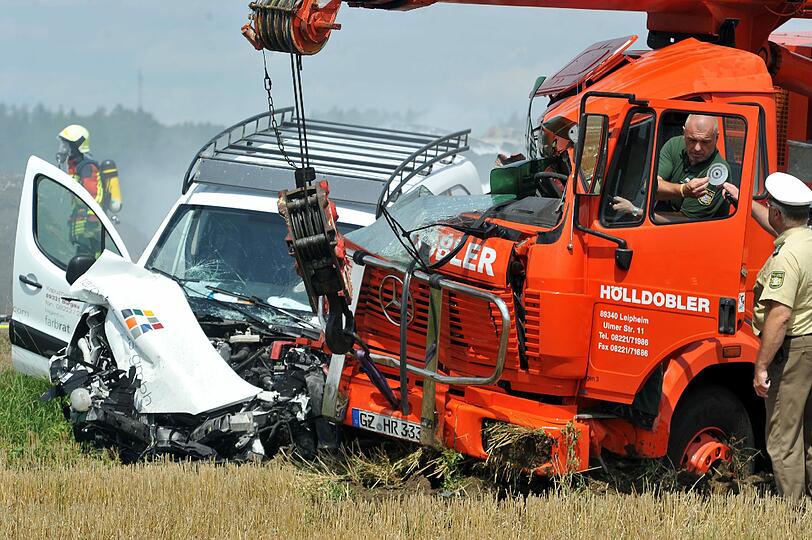 Rettungskräfte löschen auf der Bundesstraße B10 einen brennenden Lastwagen. Die Bilder.
