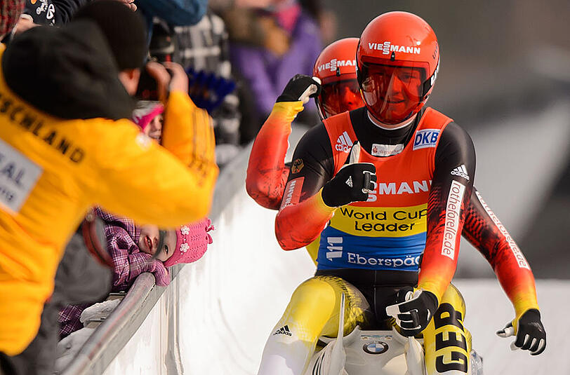 Toni Eggert (vorn) und Sascha Benecken freuen sich in Altenberg über ihren zweiten Platz in der Doppelsitzer-Konkurrenz.