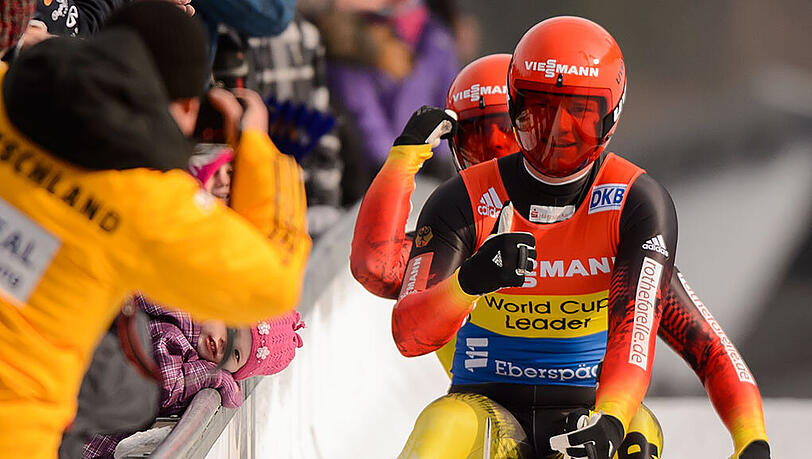 Toni Eggert (vorn) und Sascha Benecken freuen sich in Altenberg über ihren zweiten Platz in der Doppelsitzer-Konkurrenz. Toni Eggert (vorn) und Sascha Benecken freuen sich in Altenberg über ihren zweiten Platz in der Doppelsitzer-Konkurrenz.