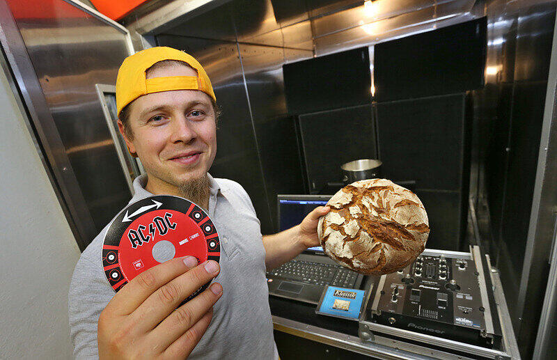 Bäckermeister Axel Schmitt zeigt sein Aromastudio.