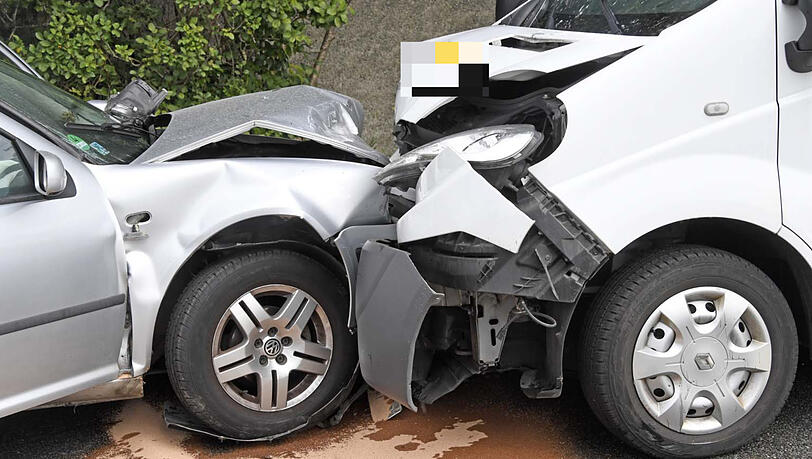 Die Golf-Fahrerin musste reanimiert werden, sie starb im Krankenhaus. Die Golf-Fahrerin musste reanimiert werden, sie starb im Krankenhaus.