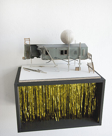 Auch die Arbeit &bdquo;Forschungsstation&ldquo; (2013) ist in der Ausstellung zu sehen.