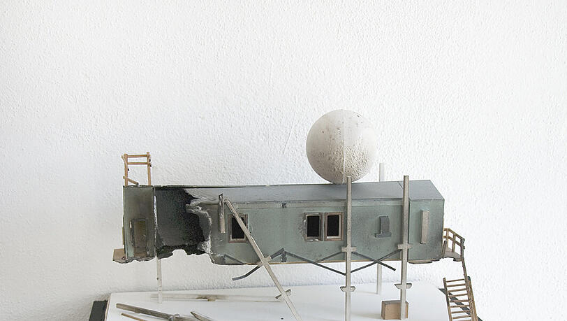 Auch die Arbeit „Forschungsstation“ (2013) ist in der Ausstellung zu sehen. Auch die Arbeit „Forschungsstation“ (2013) ist in der Ausstellung zu sehen.