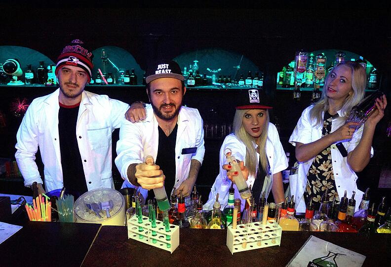 Mischen grandiose Shots und Cocktails im neu eröffneten Labor in der Sonnenstraße: v. li. Vitali, Vladimir, Olivia und Viktoria.