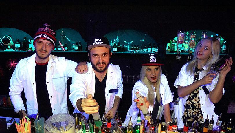 Mischen grandiose Shots und Cocktails im neu eröffneten Labor in der Sonnenstraße: v. li. Vitali, Vladimir, Olivia und Viktoria. Mischen grandiose Shots und Cocktails im neu eröffneten Labor in der Sonnenstraße: v. li. Vitali, Vladimir, Olivia und Viktoria.