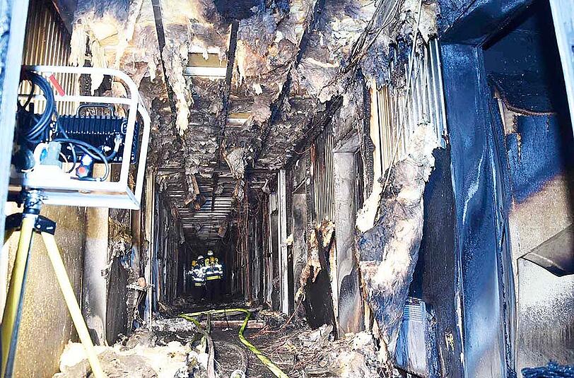In einem Ankunftszentrum im Euroindustriepark hat ein defekter Heizlüfter einen Großbrand ausgelöst.