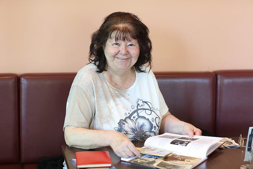 Inge Zenzen, Enkelin von Elise Aulinger, blättert in alten Foto-Alben.