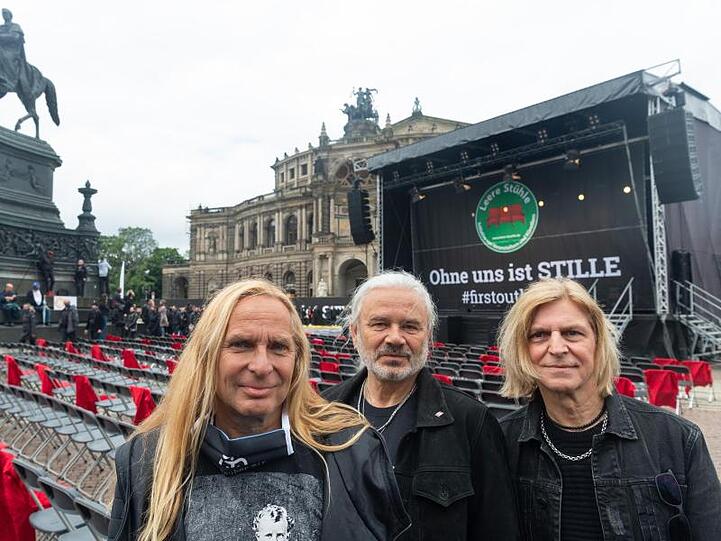 Uwe Hassbecker (l-r), Jäcki Reznicek und Richie Barton von der Band Silly demonstrierten mit.