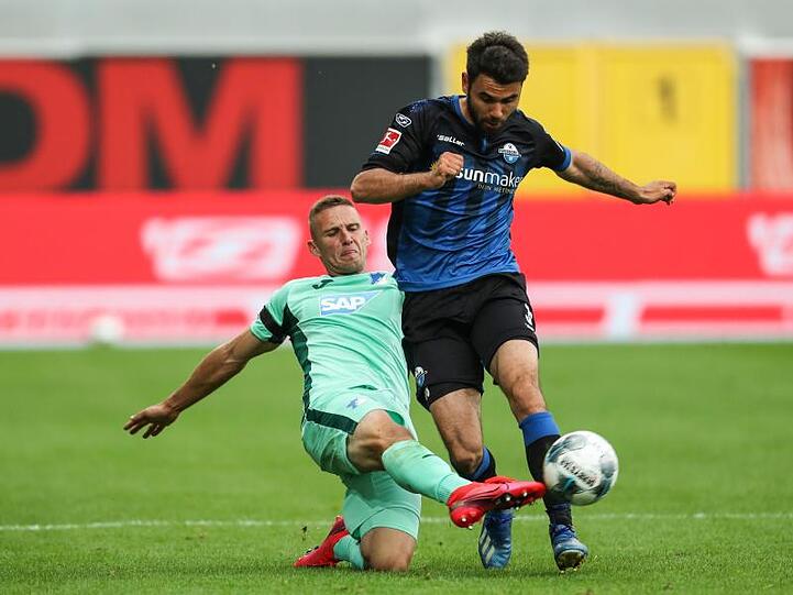 Hoffenheims Pavel Kaderabek (l) versucht Paderborns Gerrit Holtmann den Ball wegzugrätschen.