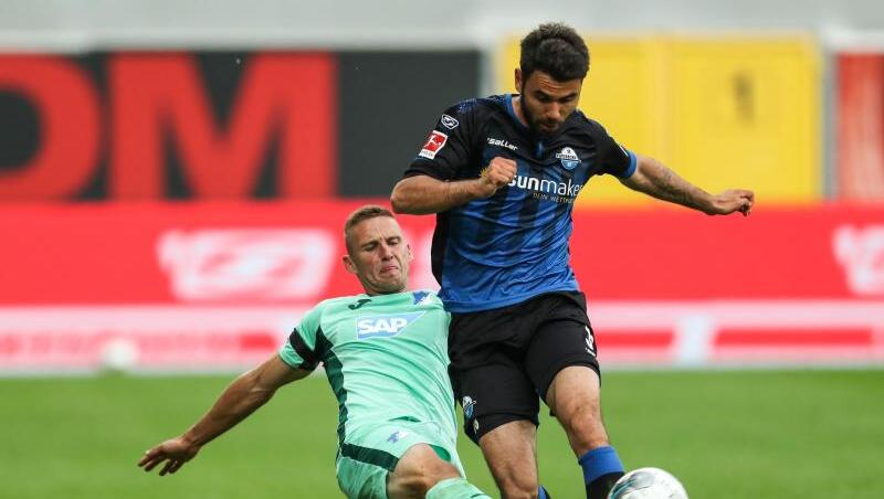 Hoffenheims Pavel Kaderabek (l) versucht Paderborns Gerrit Holtmann den Ball wegzugrätschen. Hoffenheims Pavel Kaderabek (l) versucht Paderborns Gerrit Holtmann den Ball wegzugrätschen.