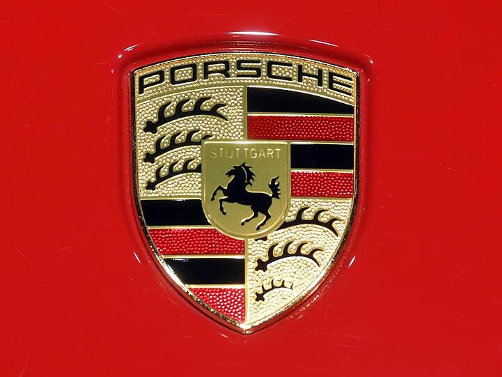 Wegen des Verdachts auf Untreue wurden Räumlichkeiten von Porsche in Stuttgart durchsucht.