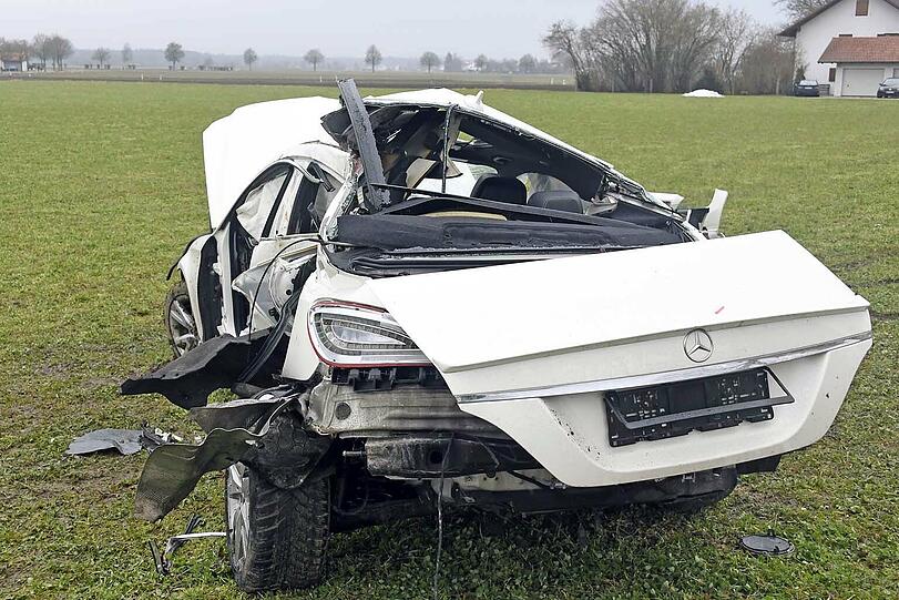 Der Aufprall des Unfallwagens war derart heftig, dass sich das Wrack der kompletten Auspuffanlage und zahlreicher anderer Fahrzeugteile entledigte und der Baum entwurzelt wurde.