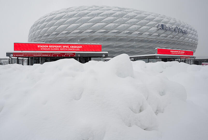 Eine Anzeigentafel mit der Aufschrift "Stadion gesperrt. Spiel abgesagt" ist an der Allianz Arena zu sehen. Das Spiel in der ersten Fußball-Bundesliga zwischen dem FC Bayern München und dem 1. FC Union Berlin wurde aufgrund der Wetterlage abgesagt.