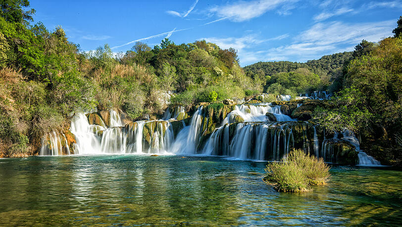 Skradinski Buk ist die letzte, siebte und längste Travertinbarriere am Fluss Krka und auch die längste Travertinbarriere in Europa.