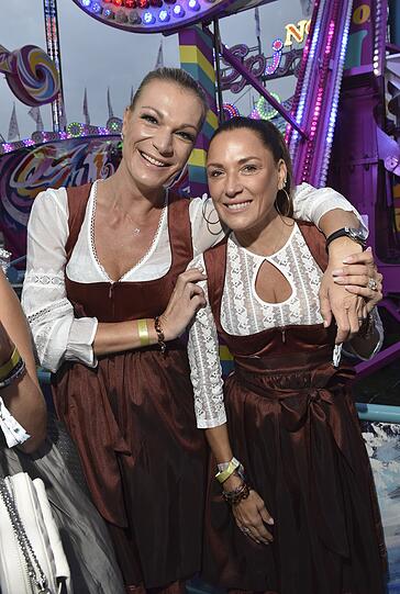 Maria Höfl-Riesch und Simone Ballack war die gute Laune auf Cathy Hummels' Wiesnbummel anzusehen.