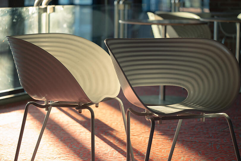 Ein Schalensitz „Tom Vac“ von Vitra aus dem Gasteig. Diese Designerstühle erzielen bei anderen Auktionen Preise bis zu 200 Euro. Ein Schalensitz „Tom Vac“ von Vitra aus dem Gasteig. Diese Designerstühle erzielen bei anderen Auktionen Preise bis zu 200 Euro.