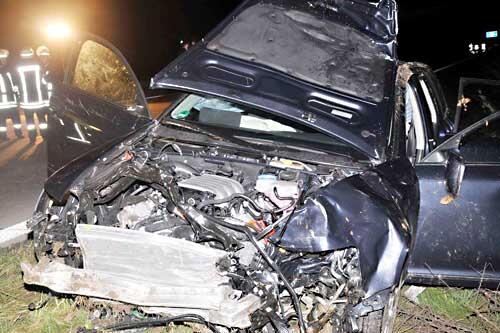 Völlig zerstörter Pkw nach dem Unfall bei Anzing.
