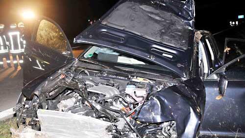 Völlig zerstörter Pkw nach dem Unfall bei Anzing. Völlig zerstörter Pkw nach dem Unfall bei Anzing.