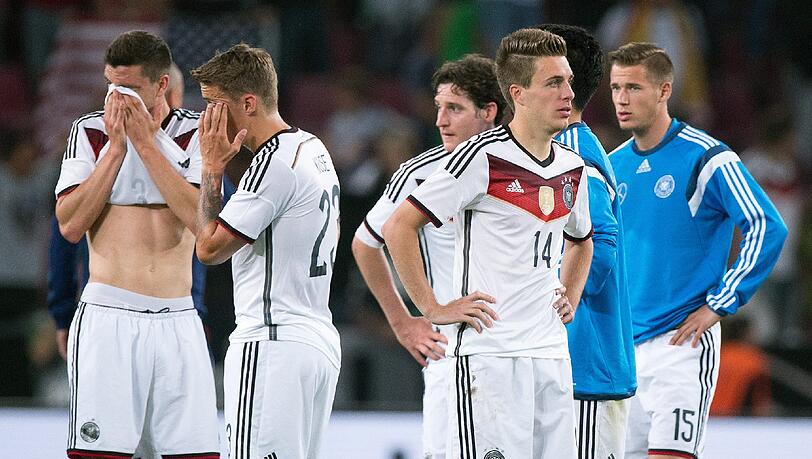 Nicht weltmeisterwürdig: die Nationalspieler nach der 1:2-Niederlage gegen die USA. Nicht weltmeisterwürdig: die Nationalspieler nach der 1:2-Niederlage gegen die USA.