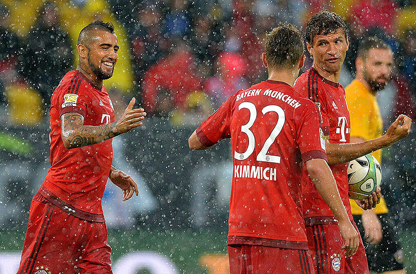 Der FC Bayern München gewinnt das Benefizspiel gegen Dynamo Dresden mit 3:1. Auch dank eines Tores von Neuzugang Arturo Vidal (l.).