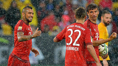 Der FC Bayern München gewinnt das Benefizspiel gegen Dynamo Dresden mit 3:1. Auch dank eines Tores von Neuzugang Arturo Vidal (l.).