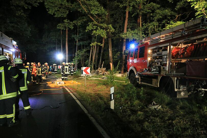 Von dem BMW ist nicht mehr viel zu erkennen. Der Fahrer war sofort tot.