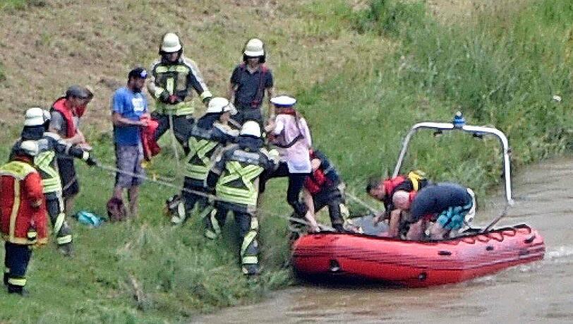 DIe Feuerwehr rettet Schlauchbootfahrer aus der Isar. DIe Feuerwehr rettet Schlauchbootfahrer aus der Isar.