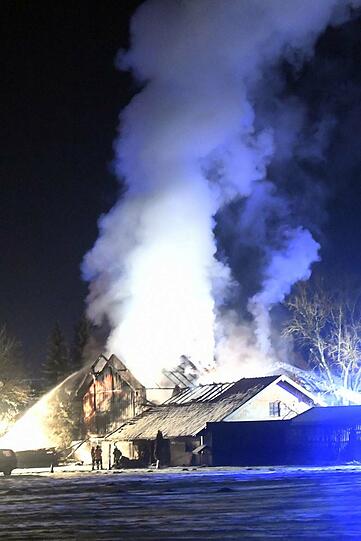 Die Feuerwehr musste bei minus elf Grad gegen die Flammen ankämpfen. Die Bilder vom Einsatz.