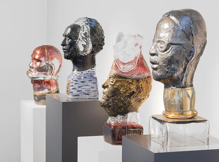 Die Glasköpfe von Erwin Eisch sind formgeblasenes, frei geformtes Glas, bemalt und vergoldet.