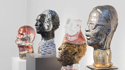 Die Glasköpfe von Erwin Eisch sind formgeblasenes, frei geformtes Glas, bemalt und vergoldet.