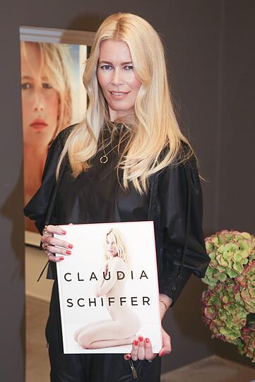 Claudia Schiffer bei der Signierstunde des Fotobildbands "Claudia Schiffer" 2017 in Berlin.