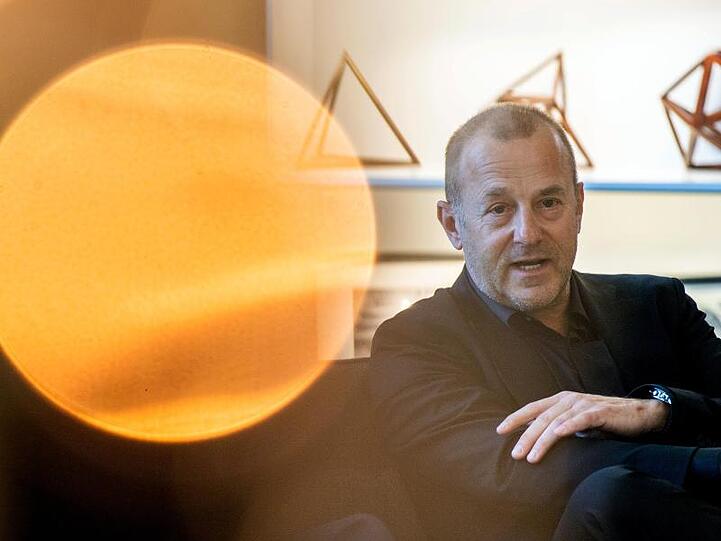 Heino Ferch, Schauspieler, sitzt auf einem Sofa. Foto: Lino Mirgeler/Archiv